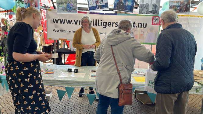 Wethouder Natalie Saaf opent nieuw platform voor vrijwilligerswerk en burenhulp tijdens ‘Purmerend pakt de regie’